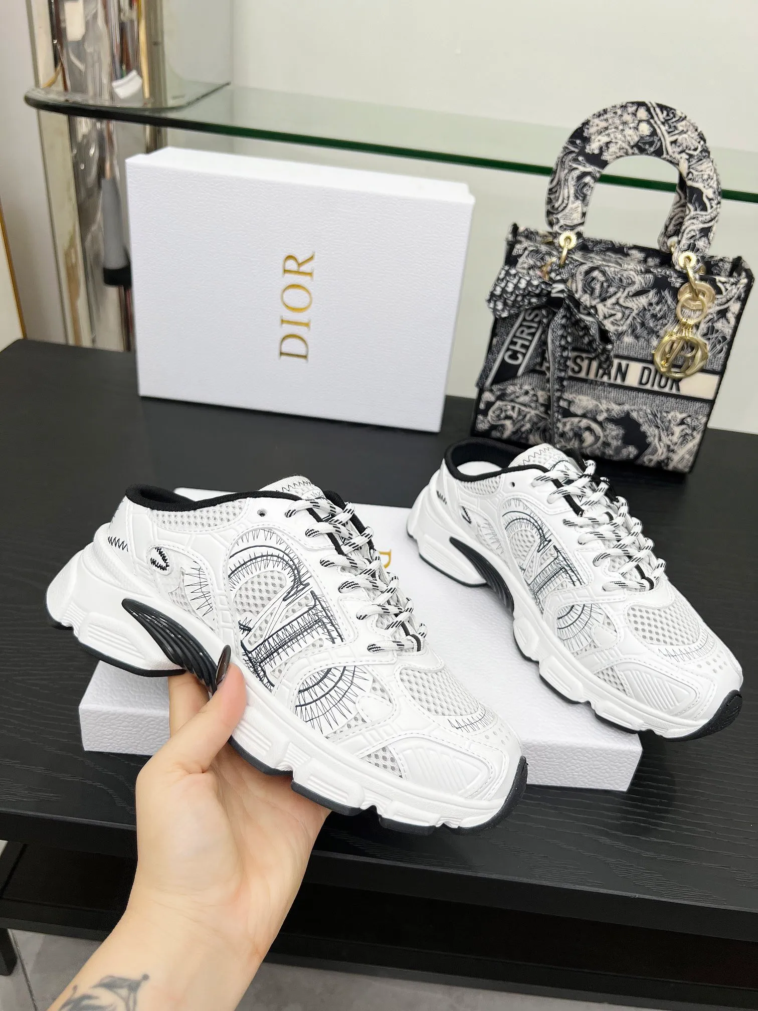 p560🐮🐮This Dior Chrono sports half slipper reinterprets running shoes with Dior's haute couture style. Gray mesh fabric is paired with tonal suede calfskin panels, the CD logo on the side, the star patch on the tongue and the Dior logo on the heel, all in classic fine detail. Featuring two-tone laces and a lightweight sole with star graphics, they can be worn year-round. Size: Women’s size 35-41 (35/42 can be customized) Men’s size 40-46 (men’s version is being printed) Color: 12 colors available